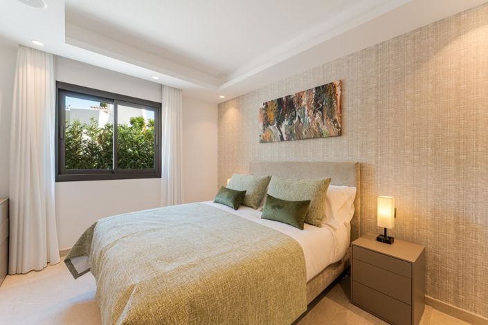 Image No.24-5 Bed Property for sale