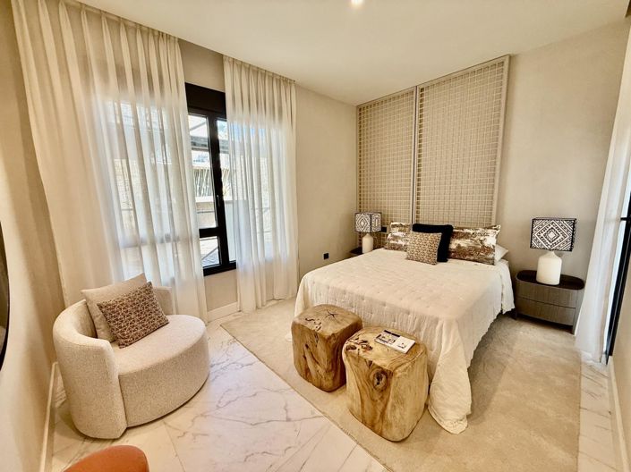 Image No.10-5 Bed Property for sale