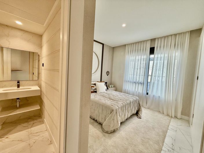 Image No.12-5 Bed Property for sale