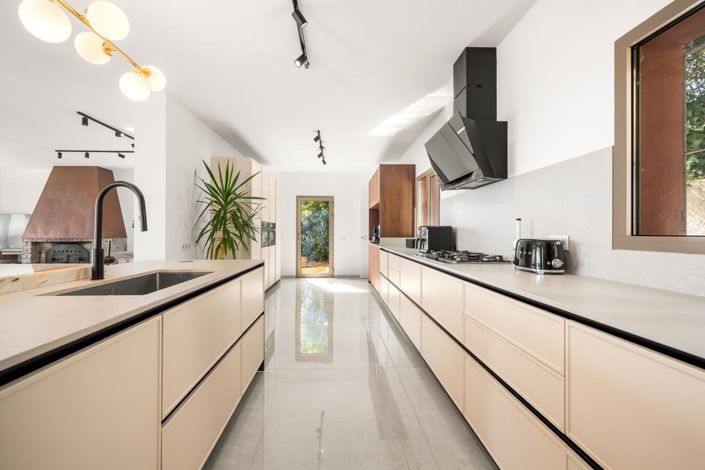 Image No.10-7 Bed Property for sale