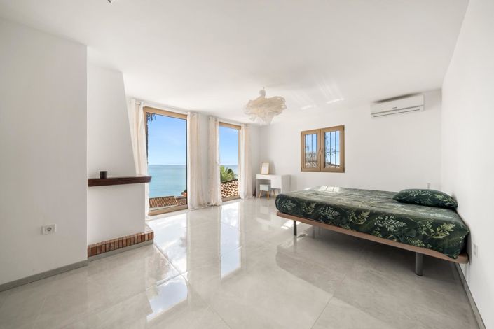 Image No.12-7 Bed Property for sale