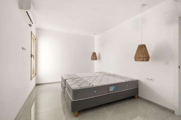 Image No.14-7 Bed Property for sale