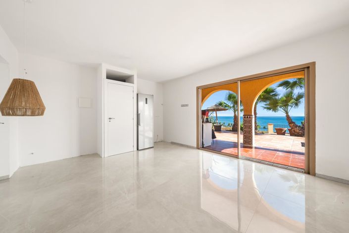 Image No.17-7 Bed Property for sale