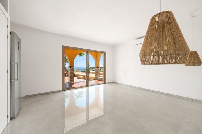 Image No.18-7 Bed Property for sale