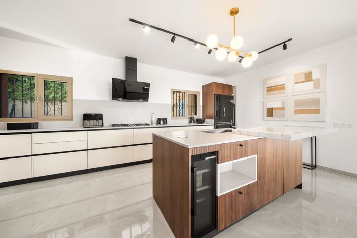 Image No.20-7 Bed Property for sale