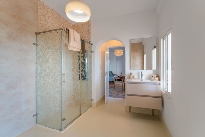 Image No.14-6 Bed Property for sale