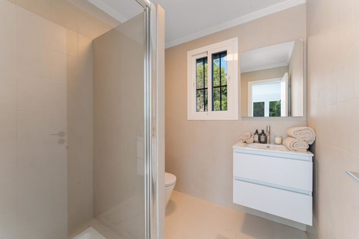 Image No.18-6 Bed Property for sale