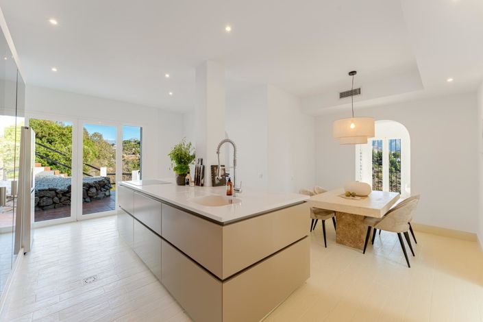 Image No.19-6 Bed Property for sale