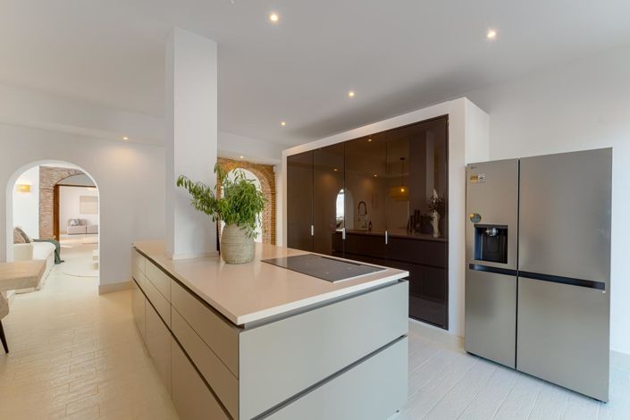 Image No.20-6 Bed Property for sale