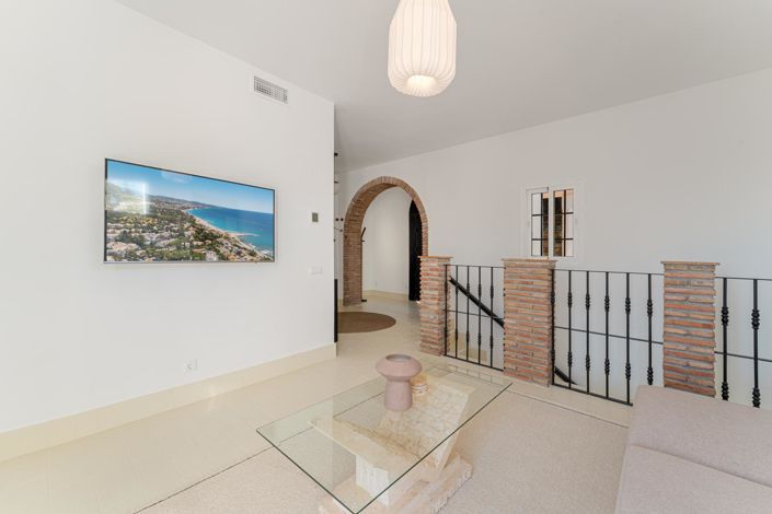 Image No.27-6 Bed Property for sale