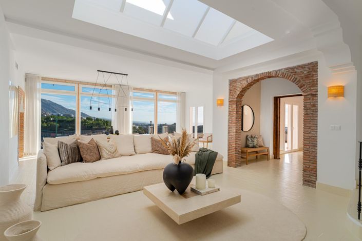 Image No.28-6 Bed Property for sale