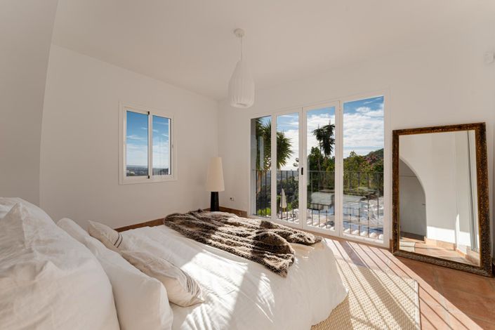 Image No.34-6 Bed Property for sale