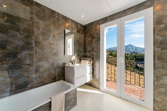 Image No.36-6 Bed Property for sale