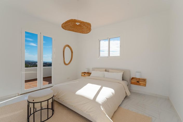 Image No.5-6 Bed Property for sale