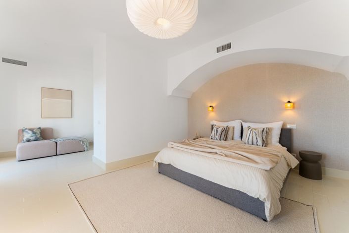 Image No.8-6 Bed Property for sale