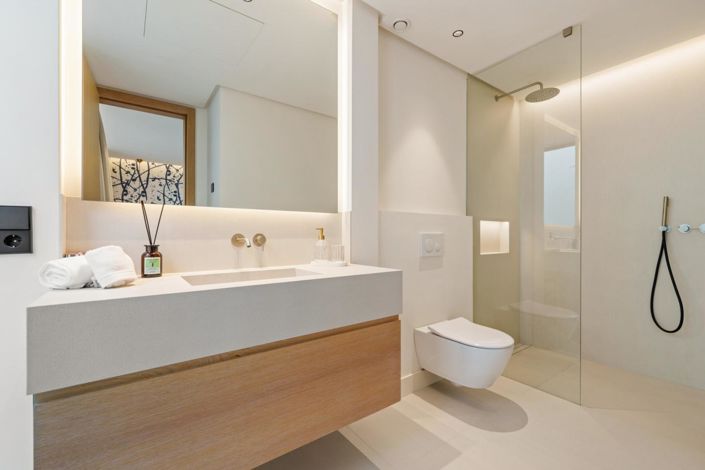 Image No.9-5 Bed Property for sale