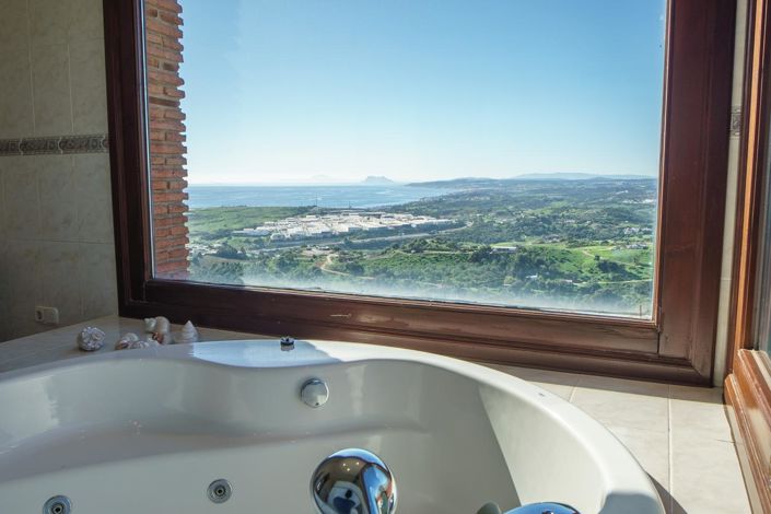 Image No.15-6 Bed Property for sale