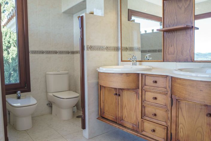 Image No.16-6 Bed Property for sale