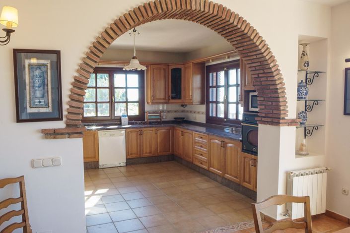 Image No.20-6 Bed Property for sale