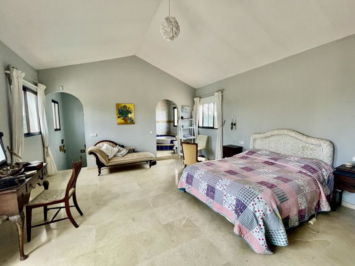 Image No.34-7 Bed Property for sale