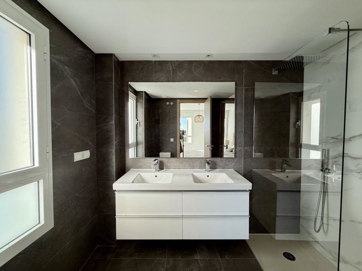 Image No.17-3 Bed Property for sale