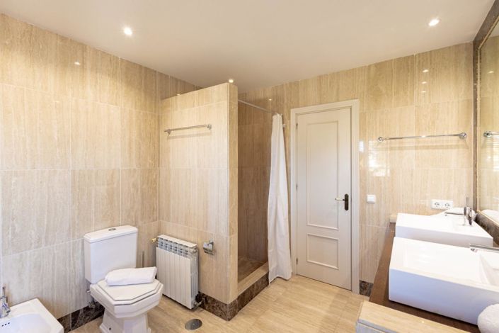 Image No.13-4 Bed Property for sale