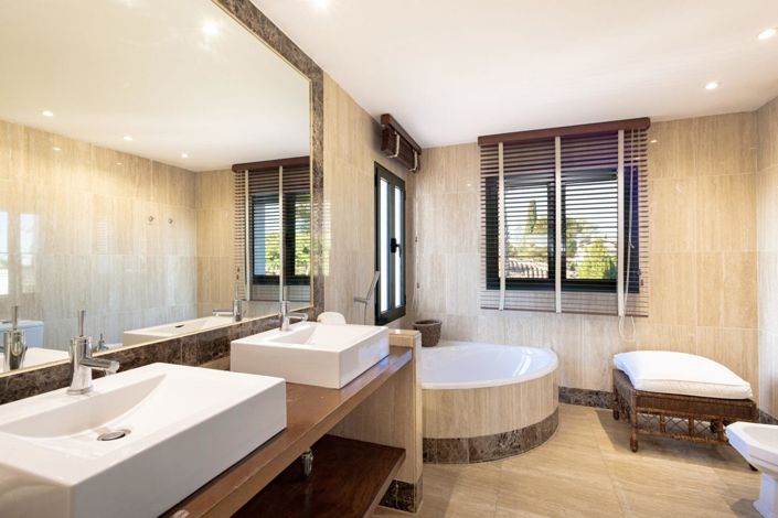 Image No.19-4 Bed Property for sale