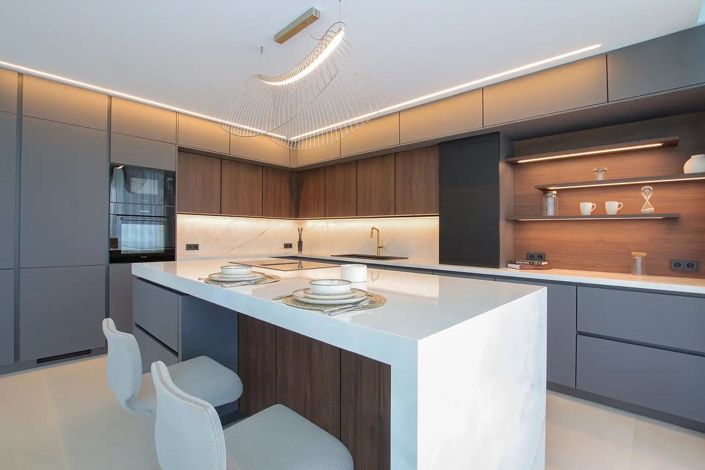 Image No.4-4 Bed Property for sale