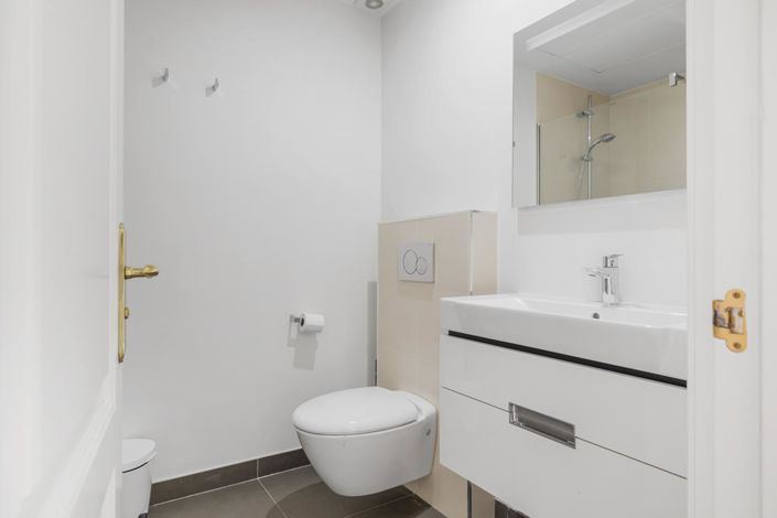 Image No.28-5 Bed Property for sale