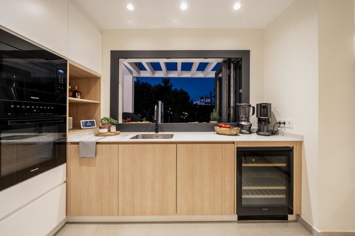 Image No.12-5 Bed Property for sale