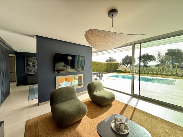 Image No.12-5 Bed Property for sale