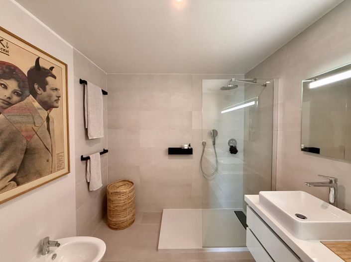 Image No.37-5 Bed Property for sale