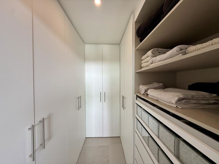 Image No.40-5 Bed Property for sale