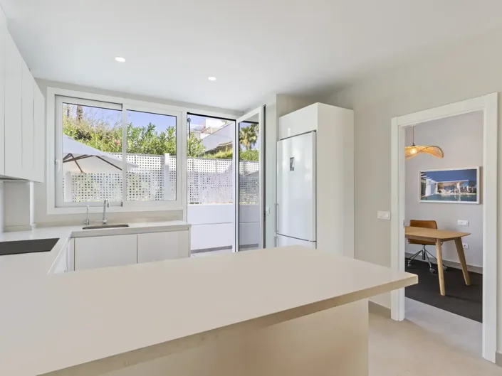 Image No.16-5 Bed Property for sale