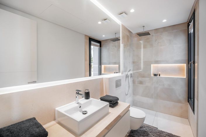 Image No.16-6 Bed Property for sale