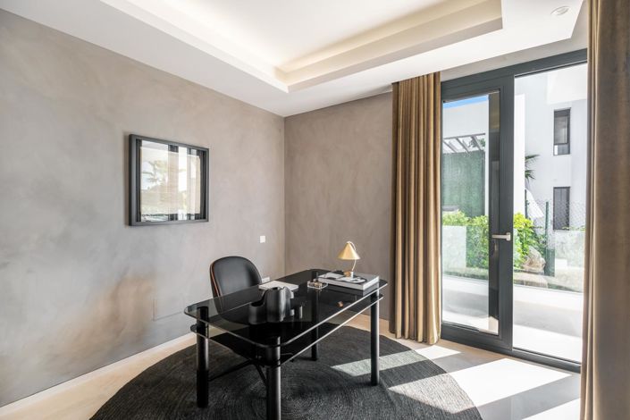 Image No.21-6 Bed Property for sale