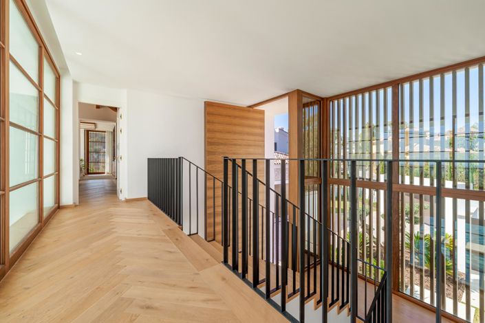 Image No.25-5 Bed Property for sale