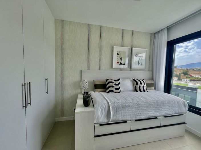 Image No.10-3 Bed Property for sale