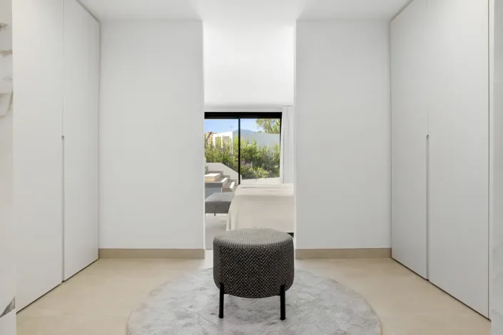 Image No.11-4 Bed Property for sale