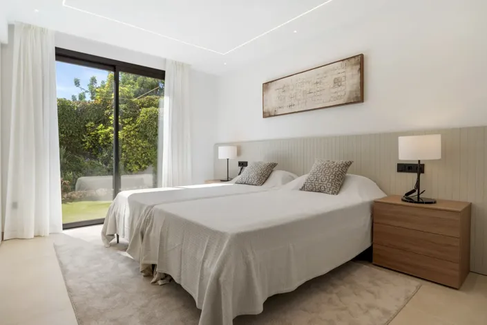 Image No.14-4 Bed Property for sale