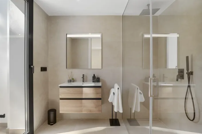 Image No.16-4 Bed Property for sale