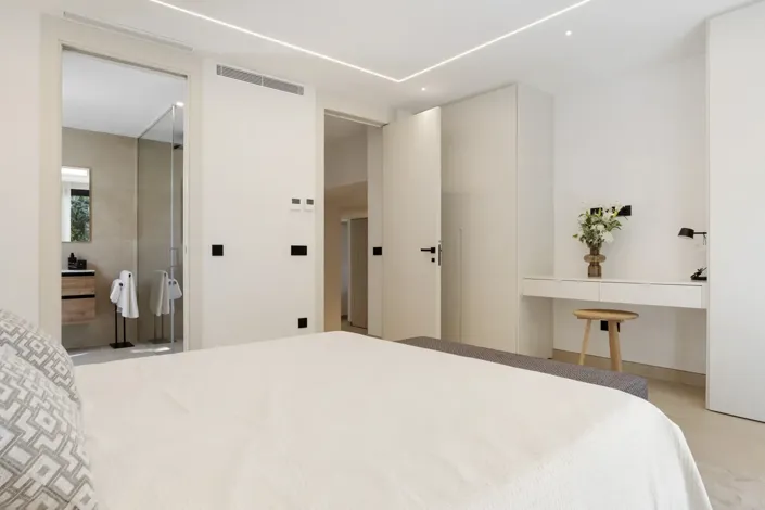 Image No.17-4 Bed Property for sale