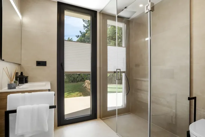 Image No.19-4 Bed Property for sale