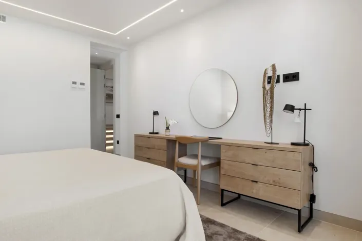 Image No.20-4 Bed Property for sale