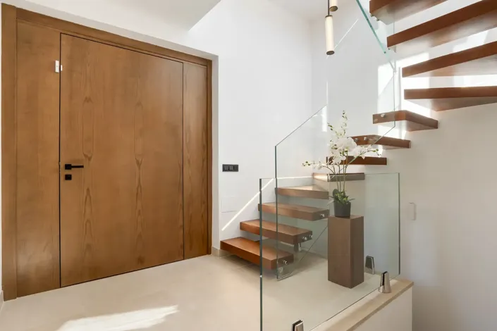 Image No.4-4 Bed Property for sale