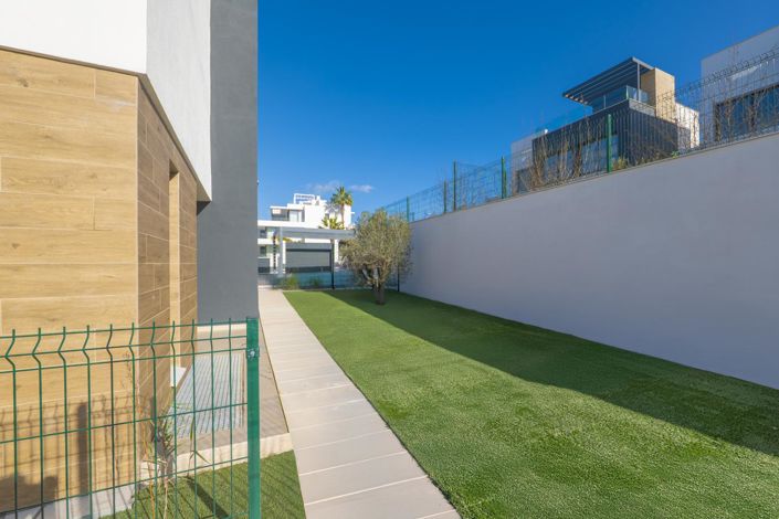 Image No.18-3 Bed Property for sale