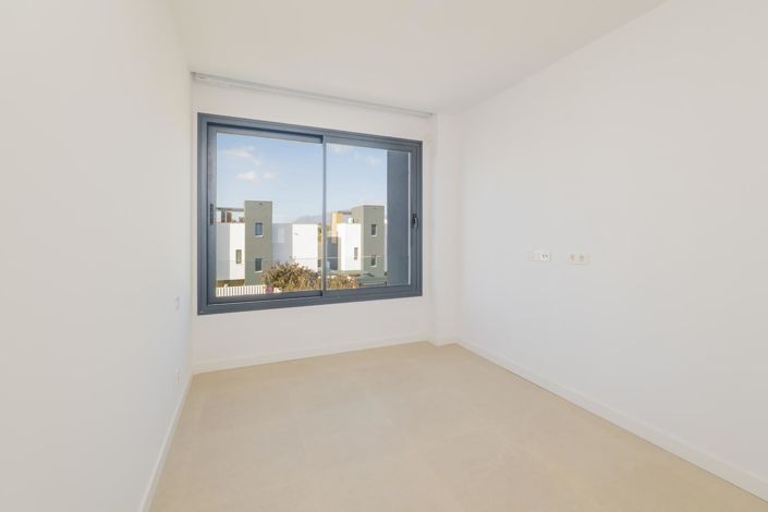 Image No.24-3 Bed Property for sale