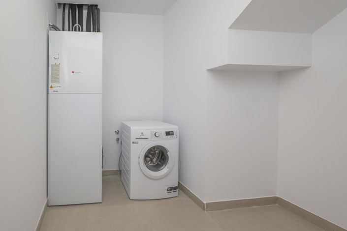 Image No.45-3 Bed Property for sale