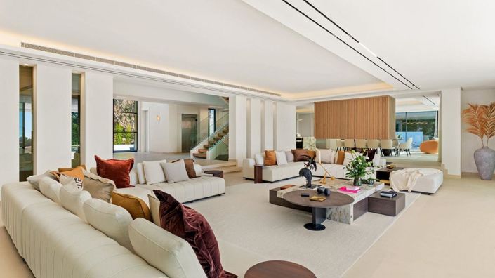 Image No.17-7 Bed Property for sale