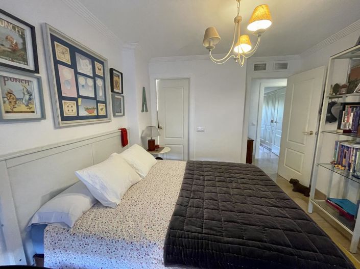 Image No.10-2 Bed Property for sale